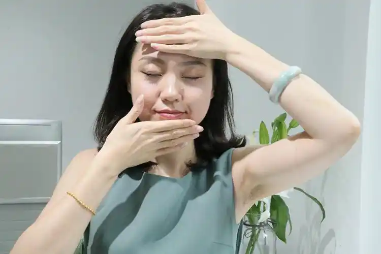 用手心轻轻拍打面部,让水分充分被肌肤吸收