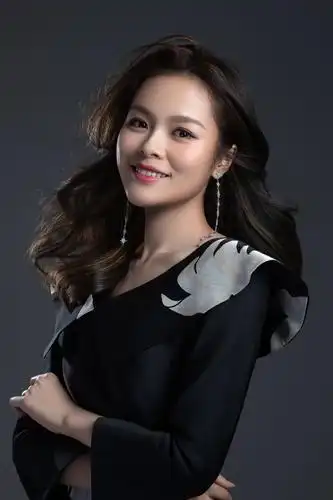 (青年萨克斯管演奏家)抒情花腔女高音歌唱家黄英的艺术足迹遍及歌剧