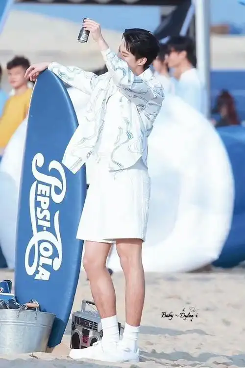 王鹤棣英文名是海洋之子##王鹤棣用土把脚埋起来了