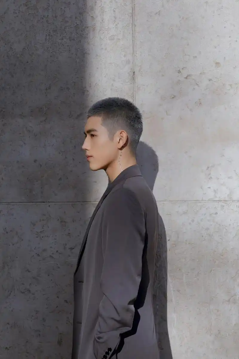 陈飞宇助阵巴黎高订秀蓝灰色寸头时髦有态度