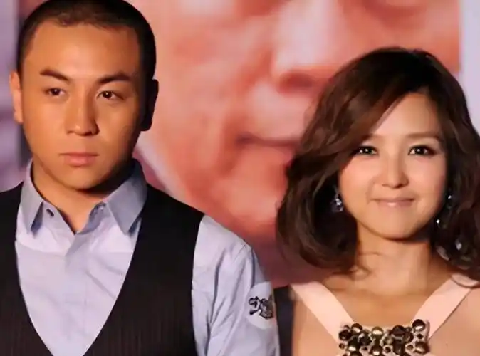 释小龙何洁分手11年后,一个身家过亿,一个捉襟见肘_事业_人生_音乐