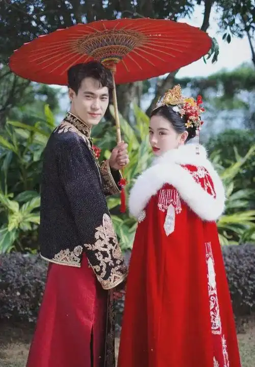 在照片中,南笙穿着一身红色的新中式婚服,头戴凤凰花冠,看起来十分的