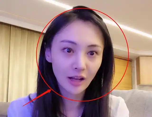 郑爽的眼睛下方还是有很明显的黑眼圈,所以皮肤也是相当真实