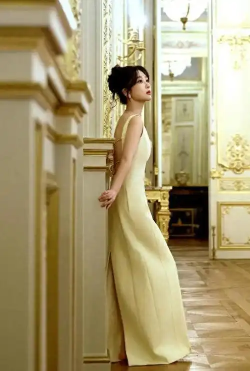 杨紫解锁第二套高定礼服,淡黄色裸背长裙,尽显优雅真的好美