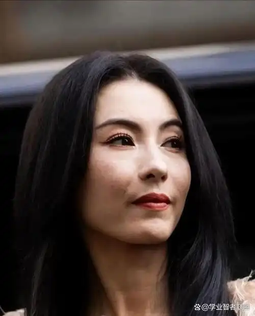 张柏芝生图,颜值依旧杠杠的,生了三个孩子身材依旧保持得很好