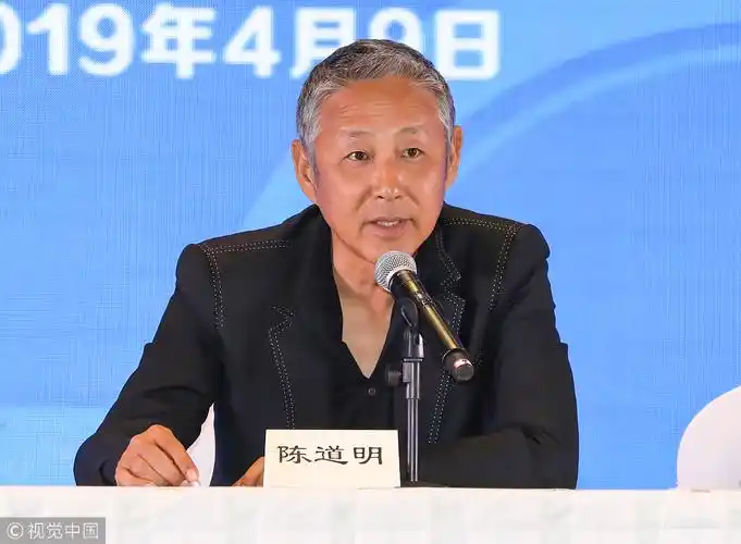 63岁陈道明满头白发面浮肿 吴京受重伤后首现身