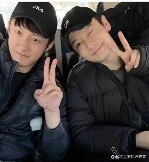 黄晓明黄景瑜被偶遇:3人吃炖鱼,贾乃亮买10斤瓜子准备坐绿皮车