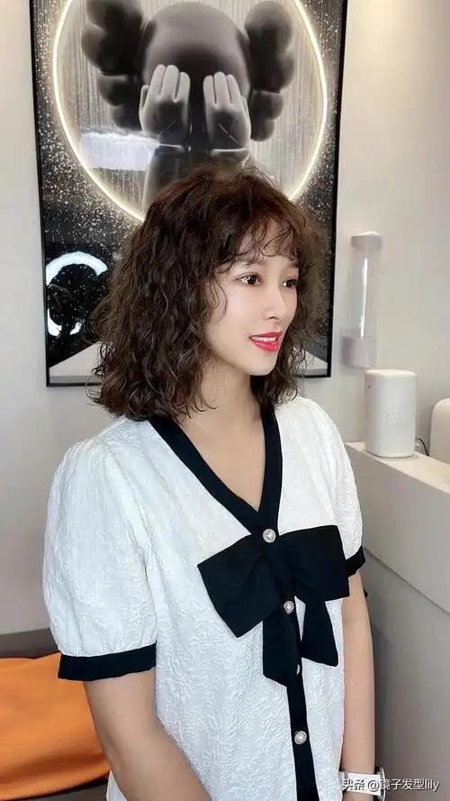 圆脸的女生,别再留中分发型了,难看显脸大,这些发型才适合你