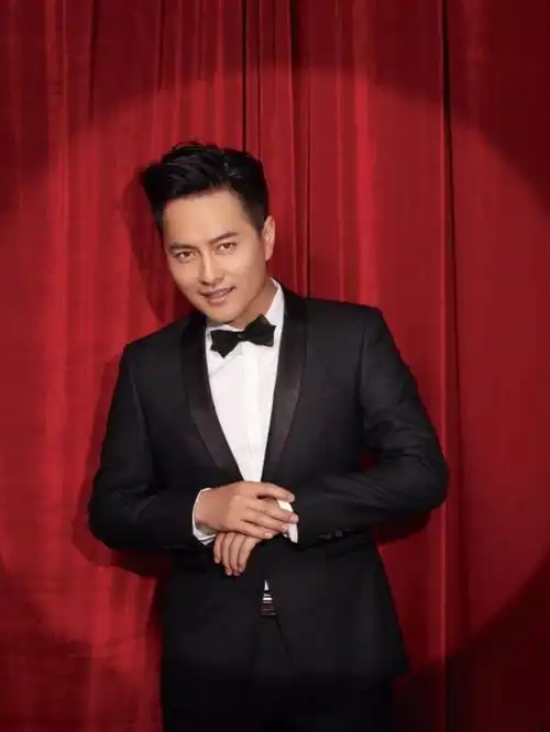 云飞人帅,歌美,有爱心,有孝心,这样的歌手无不让人喜欢.