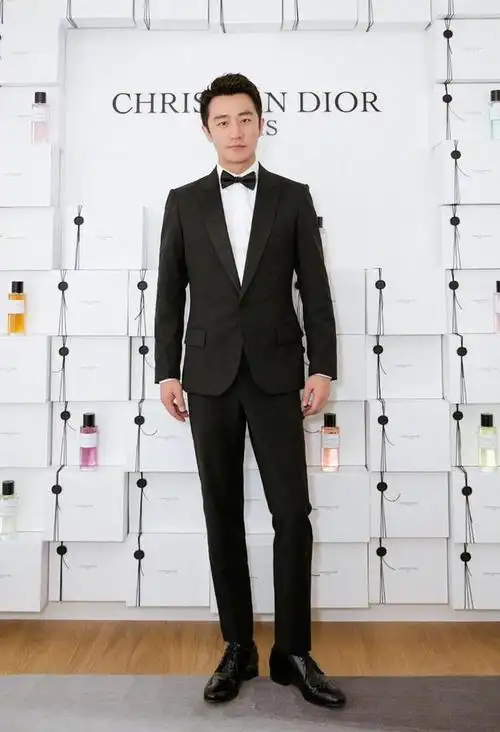 黄轩携女友现身穿衬衫长裤真低调女友打扮朴素像路人