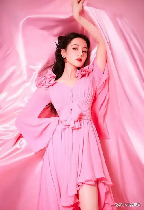 热巴晒出一组粉红芭照片,不再遮掩,一举一动都充满了性感的韵味