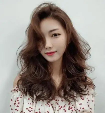 2021最洋气的卷发长发,紧扣时尚脉搏_发型造型_宝妈时尚生活网