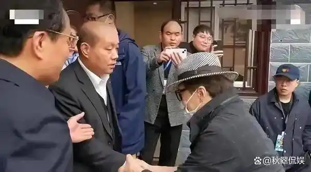 成龙身体亮红灯满头白发衰老明显走路踉跄直不起腰