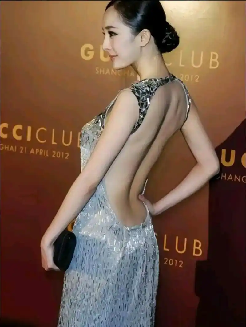 杨幂的大尺度露背装来了…… 不得不说,这个造型确实很吸睛,但真的好