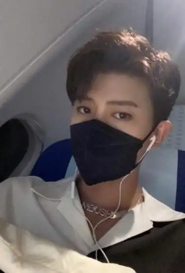 任嘉伦口罩私服自拍照图片99