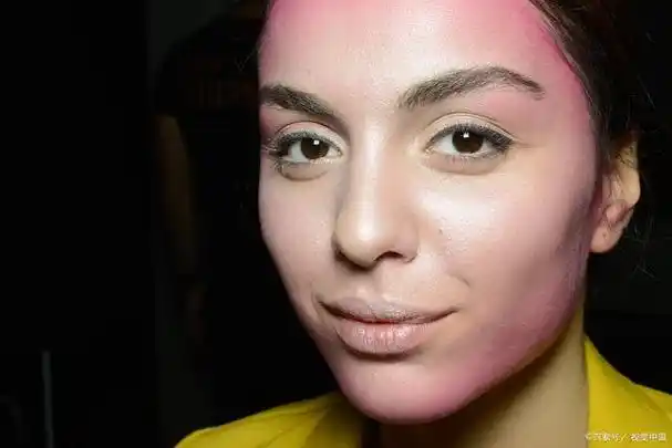 黄色是一种充满活力和阳光的颜色,而黄黑皮肤则是亚洲人常见的肤色