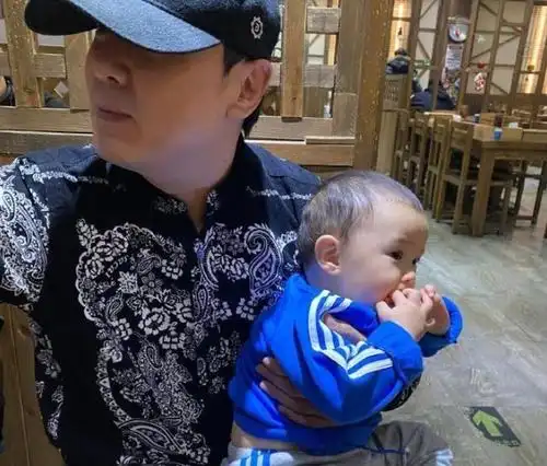 原创沈腾一家吃饭被偶遇儿子正面照被传开长得是像谁一目了然