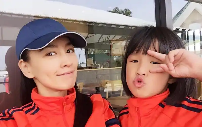 张庭做了9次试管才有的儿子和女儿吗