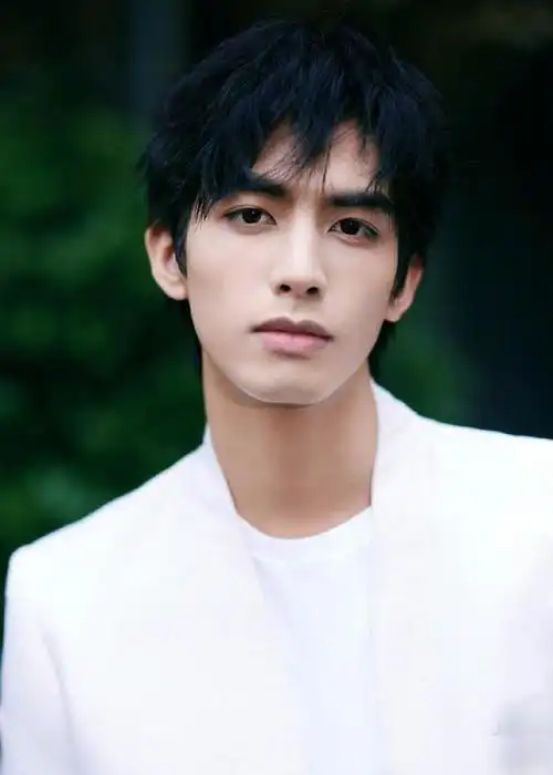 宋威龙出席活动造型图释出渐变国风外套俊逸翩翩的古风少年