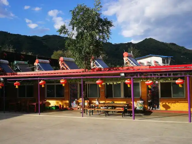 经过两个多小时的车程,来到了地处北京怀柔的黄花城水下长城农家乐.