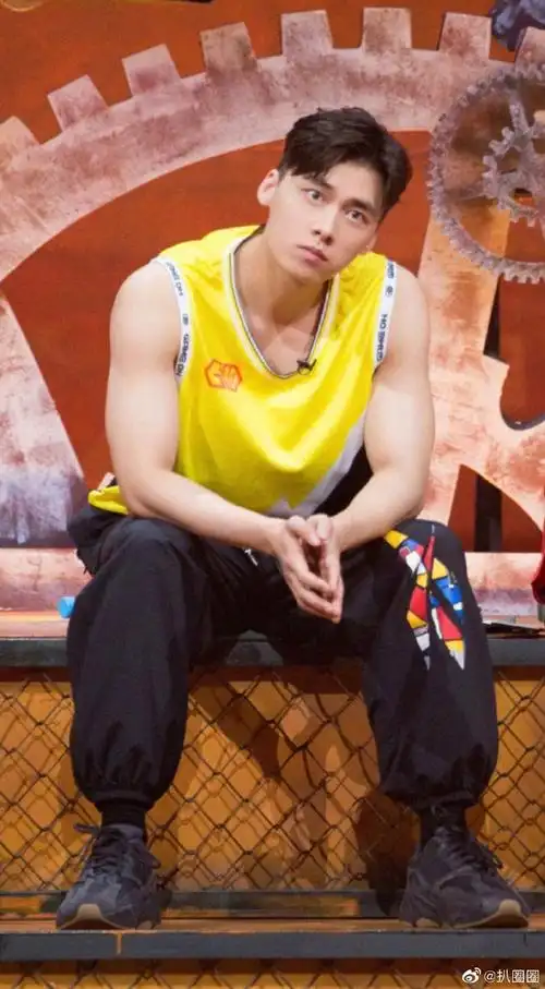 知道了李易峰成为金刚芭比的原因了,这胳膊上的肌肉和脸形成了对比