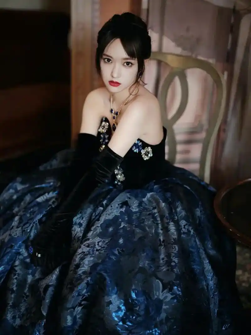 程潇出席elle风尚大典的绝美红毯造型来啦,一袭迷雾暗色雕花塑礼服