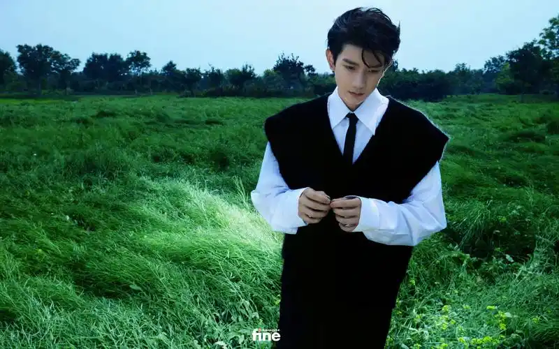 成熟又不失少年感 王源用不同造型展现多面时尚