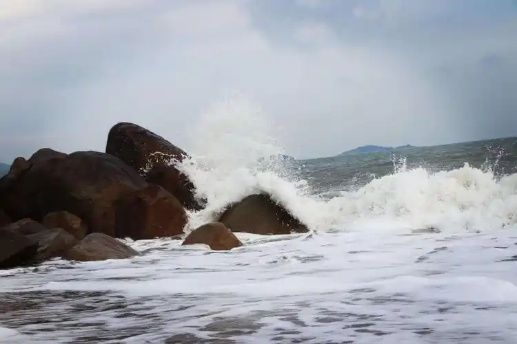 浪花拍击着礁石,传来一阵阵轰鸣声.
