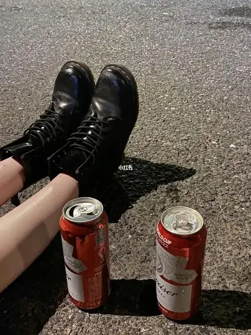 和朋友就是有很多话可以聊爱喝酒的两个人凑在一起店打烊了 就买两罐