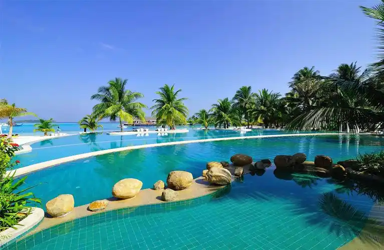 清澈的游泳池图片第2张