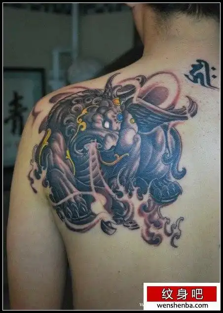 男性肩背超酷的神兽貔貅纹身图案