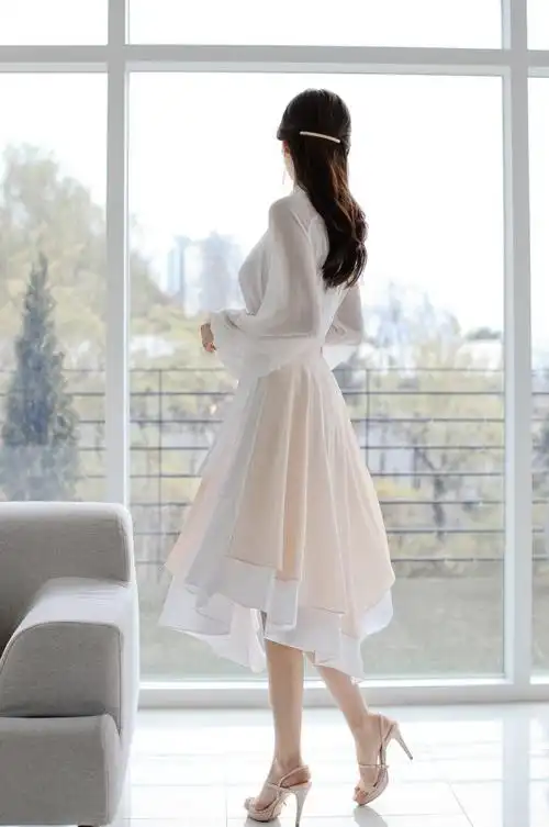 美女穿白色连衣裙仙气飘飘凸显优雅气质