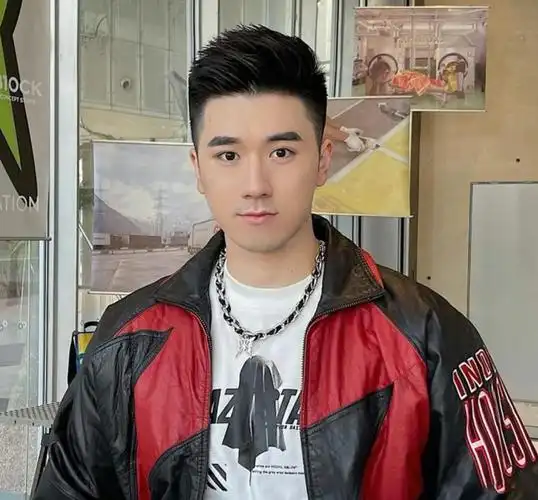 六月男生短发推荐露额短发寸头短发锡纸烫短发