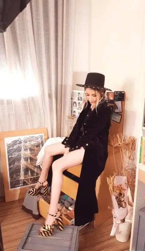 43岁萧亚轩真放得开,时尚穿西装露黑色时尚衣物 ,17年换15个男友_身材