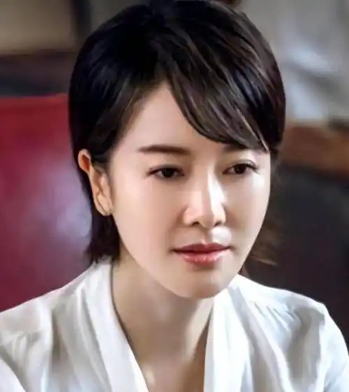 42岁左小青身材有多好?当她穿泳衣下水时,网友:这不煤气罐吗!