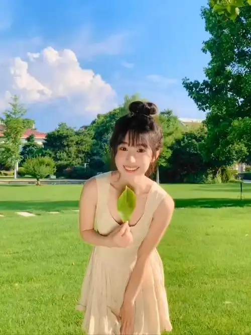 可爱活泼开朗的小姐姐