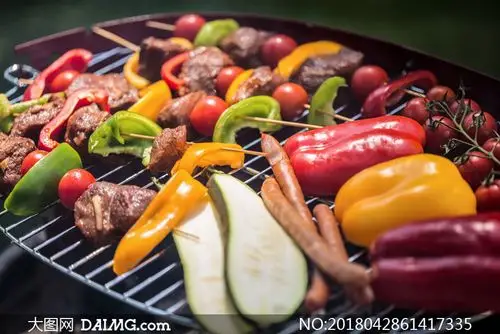 在烧烤架上的蔬菜肉食摄影高清图片