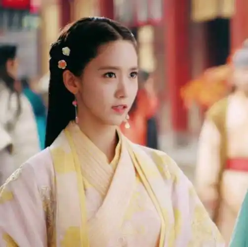 原创林允儿18岁照片曝光被赞眼睫毛可以扫地有没有整容一看便知