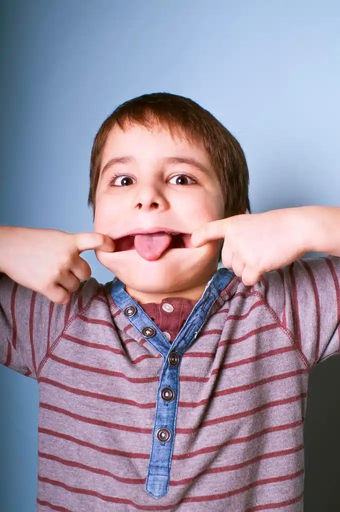 男孩取笑,年轻臭名昭著的男孩做鬼脸逗