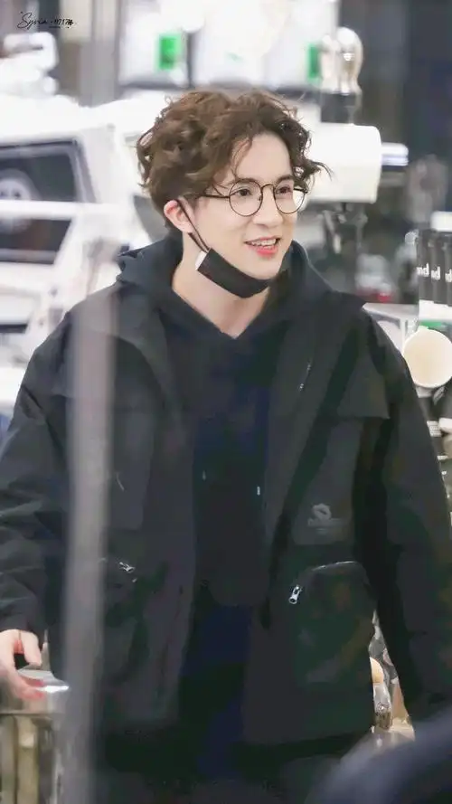 薛之谦《神奇公司在哪里》路透照分享 变身卷毛小"泰迪"圆嘟嘟超可爱