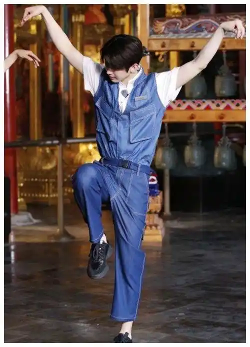 蔡徐坤综艺生图曝光工装裤坡跟鞋凹造型一般人学不会