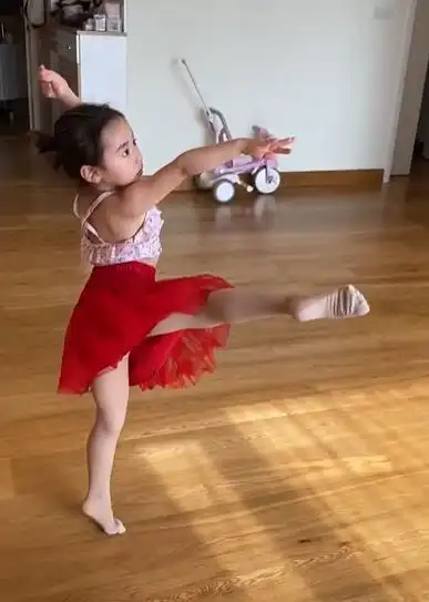 原创董璇晒4岁女儿自编舞蹈,劈叉超180度,意外暴露朴素家装背景