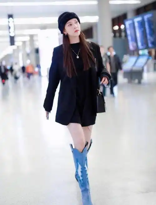 跟宋妍霏学秋日穿搭,黑色卫衣配蓝色过膝长靴,这腿型满分没毛病_感觉