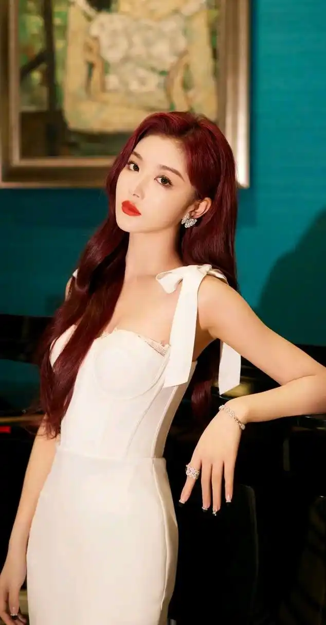 孔雪儿,出生于1996年4月30日,是一位来自湖北省潜江市的才华横溢的