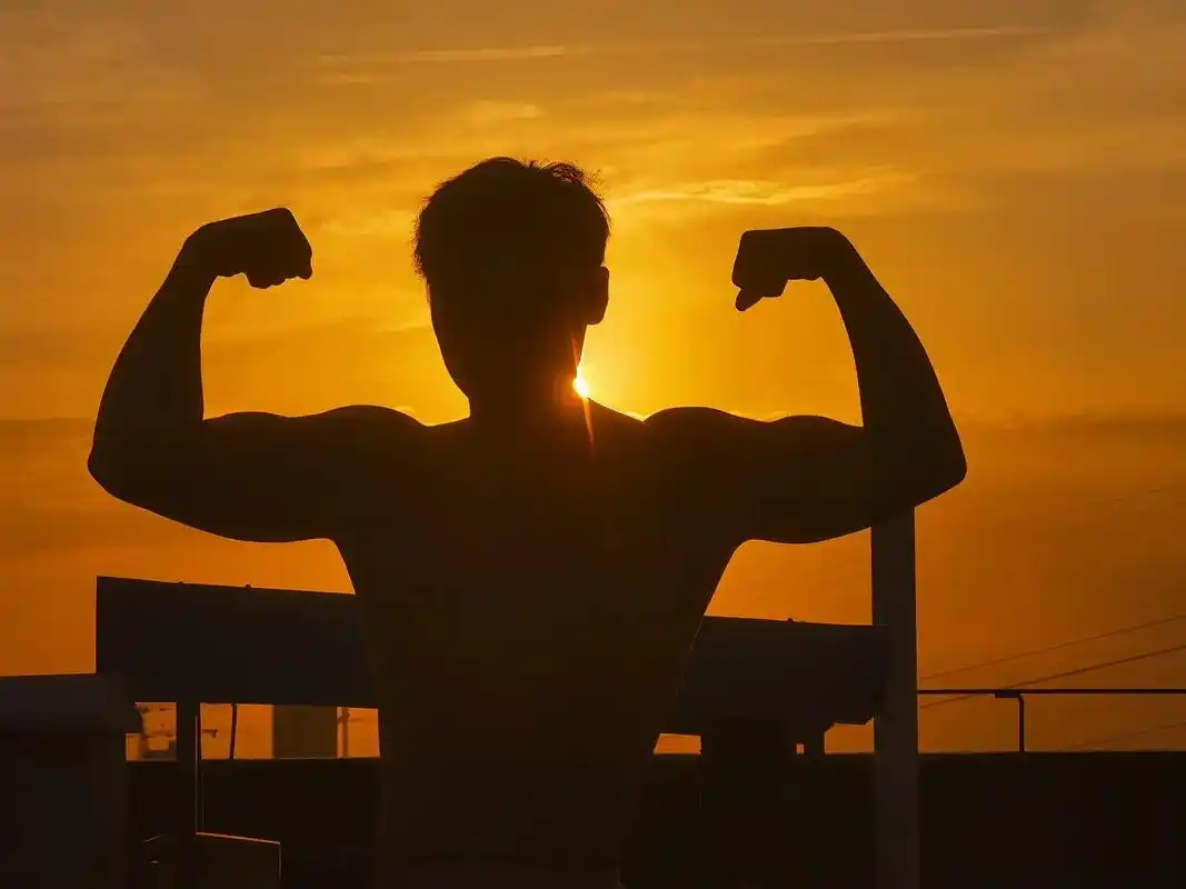 日落92 #太阳下的影子 #倒三角 #夕阳下的背影 #健身 - 抖音