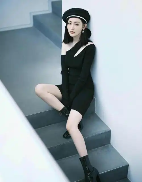 【张天爱紧身衫搭配牛仔裤造型解析:】