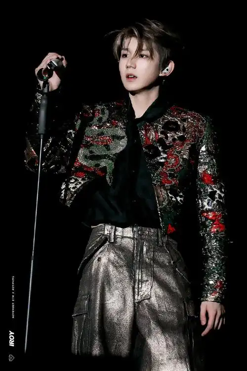 与王源十年璀璨共往##王源放下话筒之后还在唱