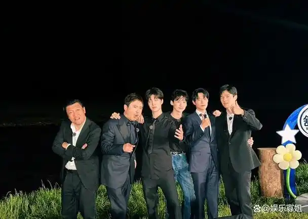 魏大勋白敬亭范丞丞刘昊然等"显眼包"合照,帅气中带有一丝可爱