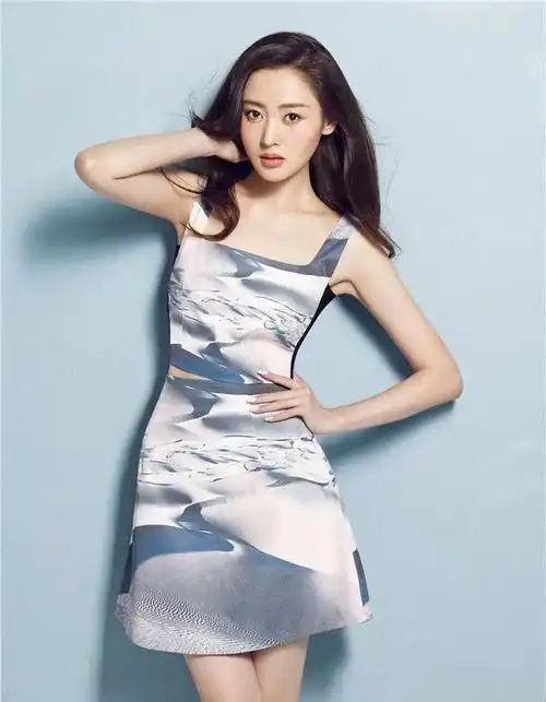 抛开年龄不谈张天爱的颜值身材在娱乐圈都算是顶级的就是缺人捧