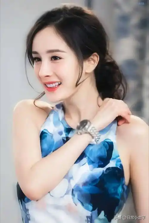 杨幂杨幂罗意威活动饭拍,再现月牙笑,网友觉得她营销过度引热议_姐姐_